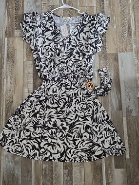 Black and White Floral V-Neck Midi Dress with Waist Tie